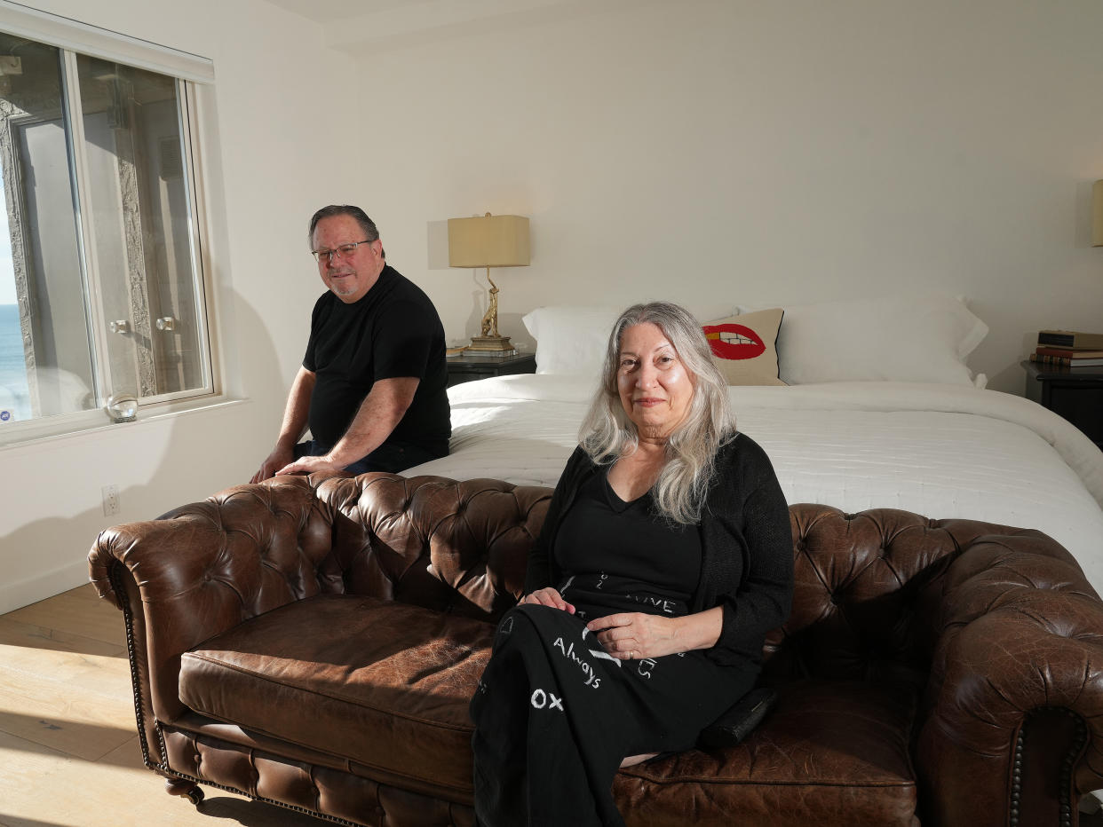 Geoffrey Glass, de pie en su dormitorio mientras su novia, Laura Perna, está en el suyo en su casa de Austin, Texas, el 4 de febrero de 2023. (Brandon Thibodeaux/The New York Times) 