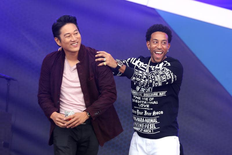 飾演韓哥的姜成鎬（左），在預告片首播後，在台上接受大家的歡呼。（UIP提供）