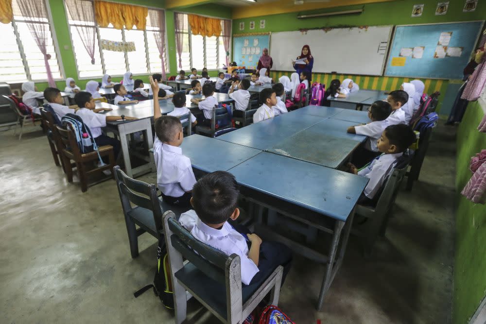 Students attend the first day of school at Sekolah Kebangsaan Shah Alam January 2, 2019. ― Picture by Yusof Mat Isa