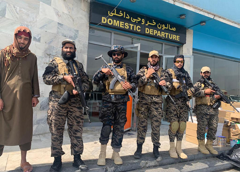 Combatientes talibanes montan guardia en el Aeropuerto Internacional Hamid Karzai tras la retirada estadounidense en Kabul, Afganistán, el martes 31 de agosto de 2021. El Talibán tomó el control del aeropuerto internacional de Kabul tras la retirada de las tropas estadounidenses. (AP Foto/Kathy Gannon)