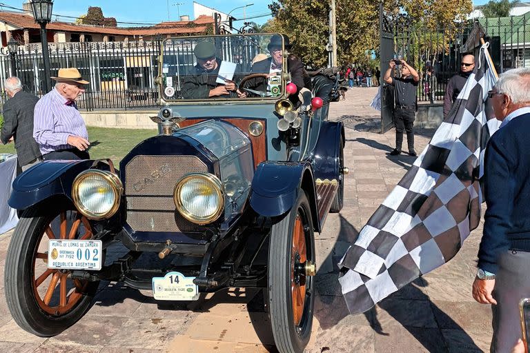 Un CASE de 1912 recibe la bandera de cuadros en Tigre; el mantenimiento de los autos es todo un arte de los propietarios que disfrutan de la presentación de las reliquias mecánicas.