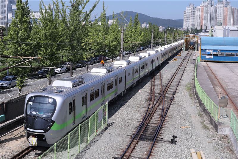 被外界喻為「史上最美區間車」的EMU900型通勤電聯車，由韓國樂鐵與曾設計法國高鐵TGV的MBD Technologies工業設計團隊合作打造。（圖／台鐵局提供）