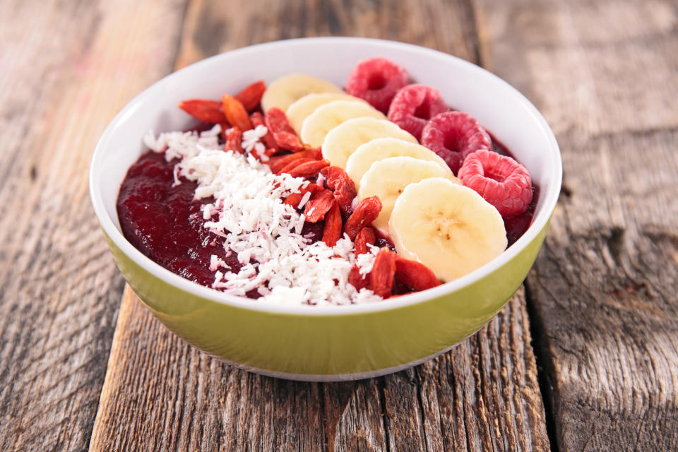 Köstliche Frucht-Bowls stehen für viele Foodjunkies ganz oben auf der Speisekarte. Kein Wunder! Der Brei aus gefrorenen Beeren und Banane schmeckt einfach zu köstlich! (Bild: Getty Images)