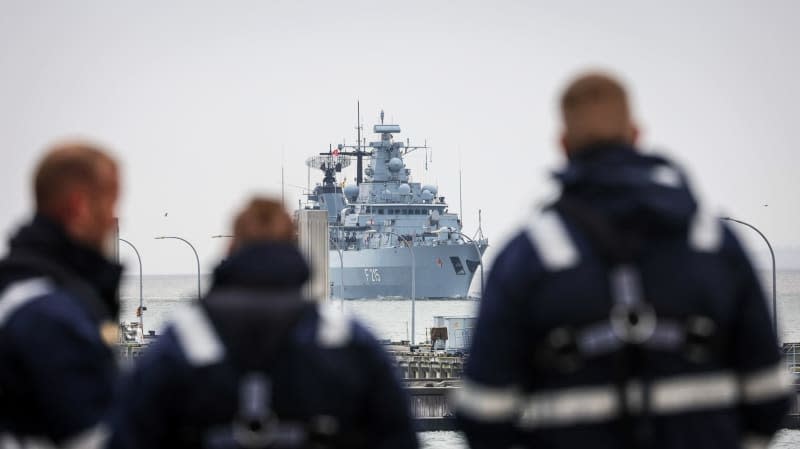 The ship's mooring staff observes the frigate "Brandenburg" (F215) on its return journey from the Mediterranean. The "Brandenburg" left Wilhelmshaven in March 2024 to support maritime surveillance off the Lebanese coast and train the Lebanese Navy as part of the UN UNIFIL mission. Focke Strangmann/dpa