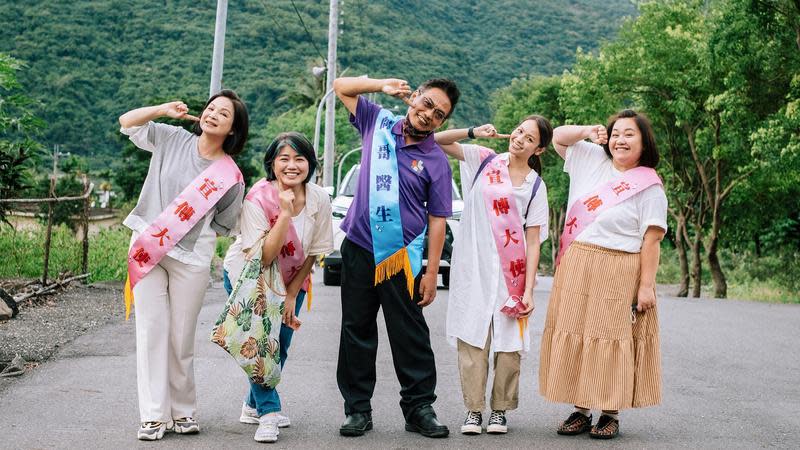 楊貴媚（左）、嚴藝文（左二）、鍾欣凌（右）展開台東旅途。（桂田文化藝術基金會提供）