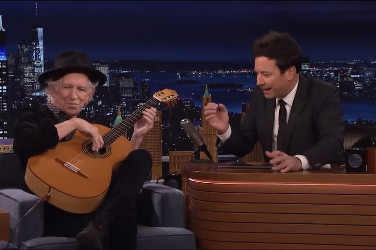 Keith Richards sorprendió a Jimmy Fallon, habló sobre la rivalidad con los Beatles y enseñó a tocar algunos de sus riffs más famosos