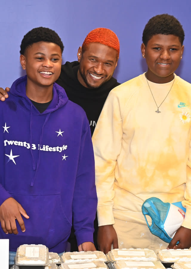 SANDY SPRINGS, GEORGIA – NOVEMBER 23: Usher Raymond (C) and his sons Usher “Cinco” Raymond V (L) and Naviyd Raymond (R) attend the Healthy Thanksgiving meals giveaway event hosted / sponsored by HUNGRY, Sunfare and Usher Raymond at Mary Hall Freedom Village on November 23, 2022 in Sandy Springs, Georgia. <em>Photo by Paras Griffin/Getty Images.</em>