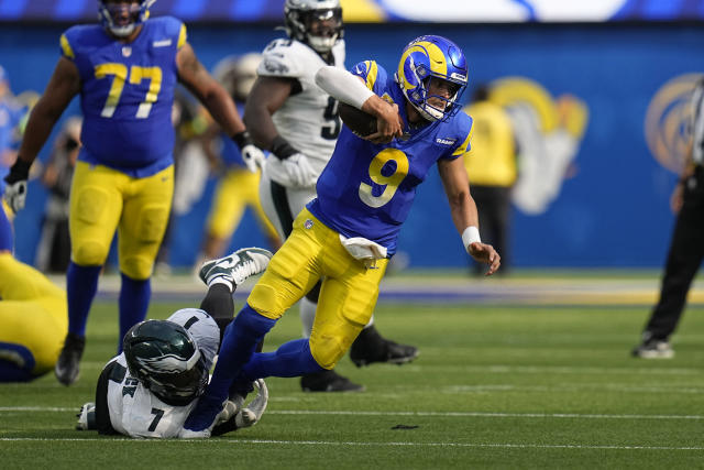 49ers vs Rams game: Fan tackled by Rams players after running on field