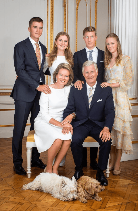 比利時王室全家福照，透露著溫馨氣氛。（翻攝自比利時王室IG）