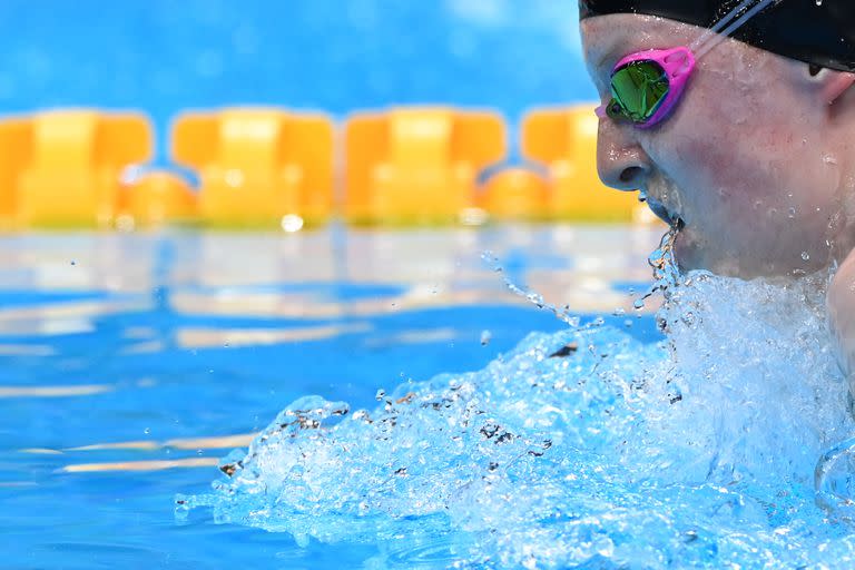 La estadounidense Lydia Jacoby compite en la final del evento de natación femenina de 100 metros braza durante los Juegos Olímpicos de Tokio 2020 en el Centro Acuático de Tokio en Tokio el 27 de julio de 2021