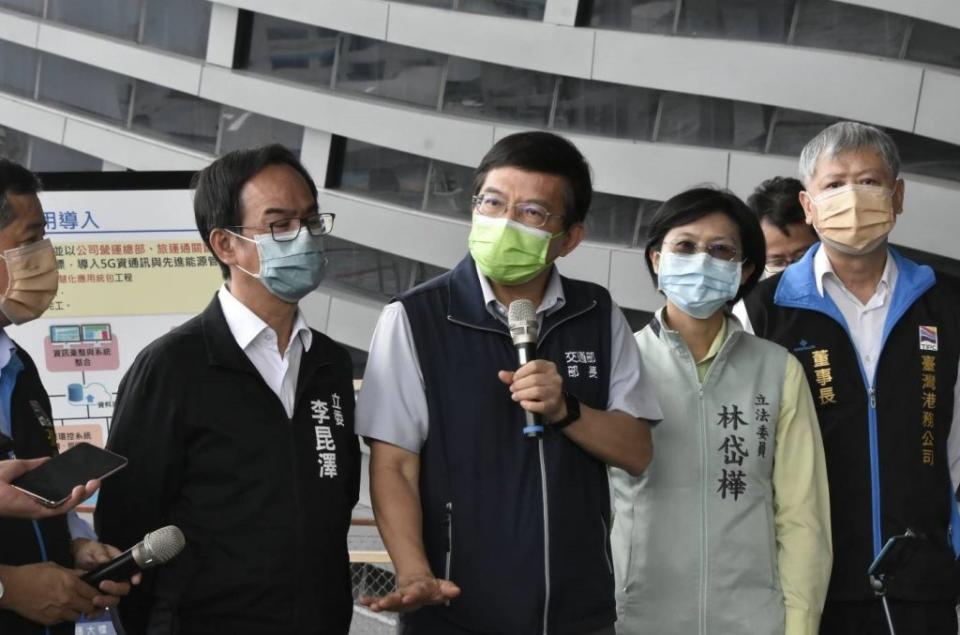 交通部長王國材視察高雄港客運專區旅運大樓。（記者許正雄翻攝）