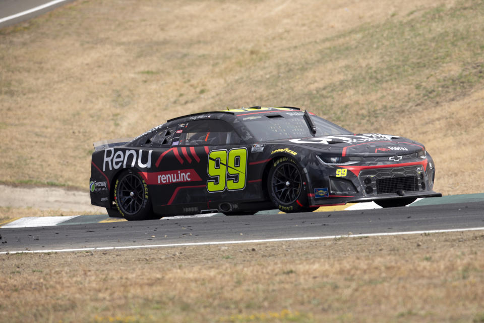 El mexicano Daniel Suárez lidera en la curva tres durante la carrera de la NASCAR Cup en Sonoma, California, el domingo 12 de junio de 2022. (AP Foto/D. Ross Cameron)