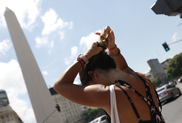 FOTOS DE CALOR EN LA CIUDAD DE BUENOS AIRES, EN UN DIA RECORD EN LAS TEMPERATURAS MAXIMAS.  ZONA DEL OBELISCO


FOTO: MAXIMILIANO AMENA