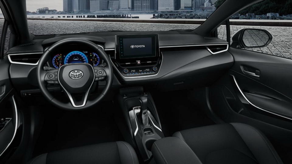 圖／2020 Toyota Auris 2.0旗艦版採水平式儀錶檯搭配能降低駕駛臀點，擋風玻璃面積採擴大設計，打造寬敞駕駛視野與舒適的乘坐體驗。