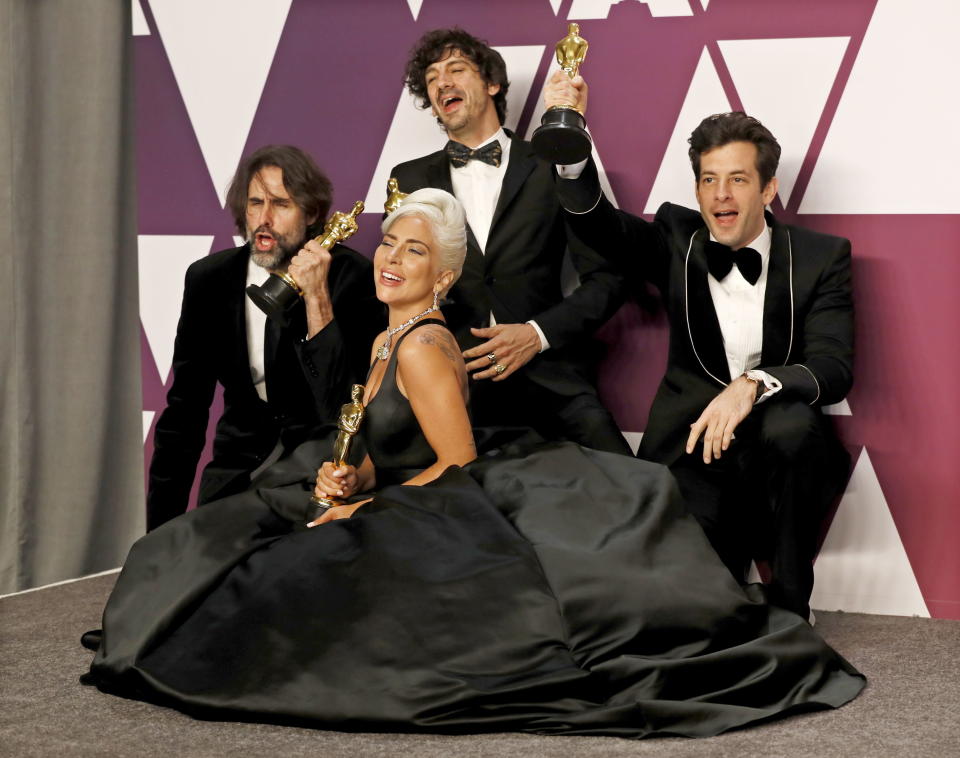 MCX429. Los Angeles (United States), 25/02/2019.- Andrew Wyatt, Anthony Rossomando, Mark Ronson and Lady Gaga pose with the Oscar for Music (Original Song) for ‘Shallow’ in the press room during the 91st annual Academy Awards ceremony at the Dolby Theatre in Hollywood, California, USA, 24 February 2019. (Estados Unidos) EFE/EPA/ETIENNE LAURENT