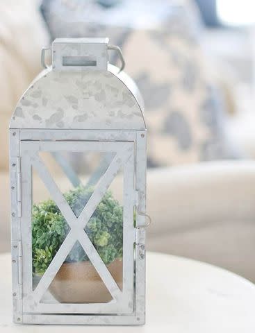 <p><a href="https://thistlewoodfarms.com/4-ways-to-decorate-with-farmhouse-lanterns/" data-component="link" data-source="inlineLink" data-type="externalLink" data-ordinal="1">Thistlewood Farms</a></p>