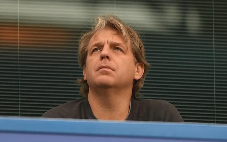 Todd Boehly, potenzieller Käufer des FC Chelsea, schaut von der Tribüne aus dem Premier-League-Spiel zwischen dem Chelsea und den Wolverhampton Wanderers in London, England, zu. 