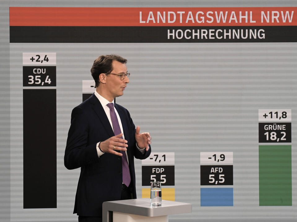 Hendrik Wuest, candidato de la Unión Demócrata Cristiana en las elecciones estatales de Renania del Norte-Westfalia, habla en un estudio de televisión del parlamento estatal la noche de los comicios del domingo 15 de mayo de 2022, en Renania del Norte-Westfalia, Alemania. (Boris Roessler/dpa vía AP)