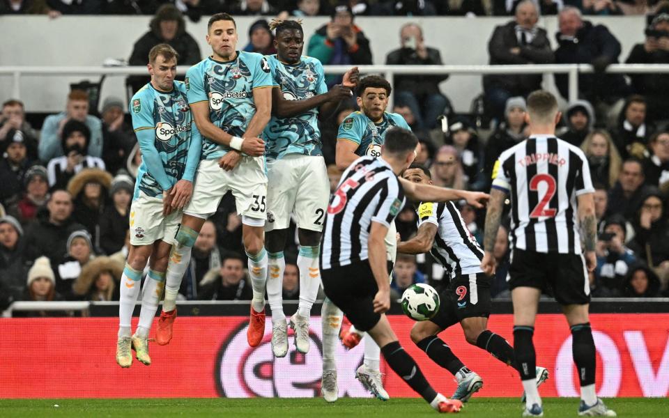 Newcastle United's Swiss defender Fabian Schar (C) takes a free kick during the English League Cup semi final football match between Newcastle United and Southampton - Paul Ellis/AFP via Getty Images