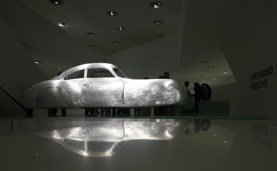 El primer Porsche model type 64 de 1939 en el museo del Porsche en Stuttgart en 2009.  REUTERS/Johannes Eisele 