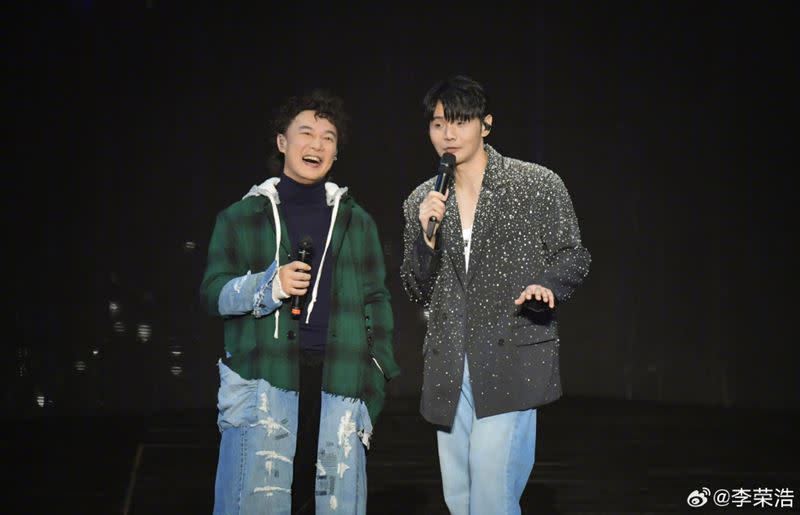 李榮浩（右）開唱，請到陳奕迅當嘉賓。（圖／翻攝自微博）