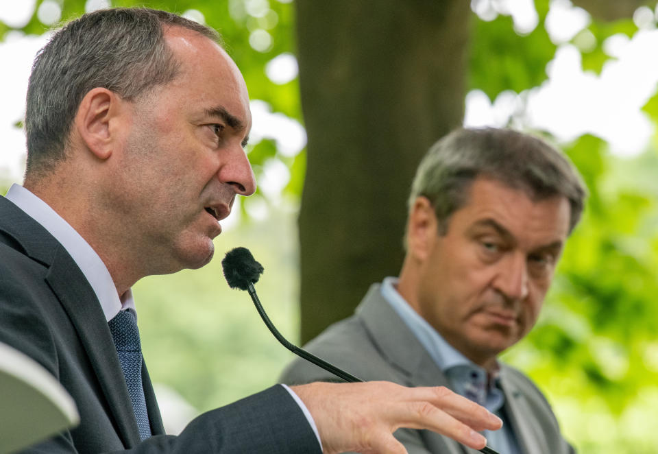 Hubert Aiwanger muss sich in der Affäre um ein antisemitisches Flugblatt äußern . (Bild: Stefan Puchner/dpa)