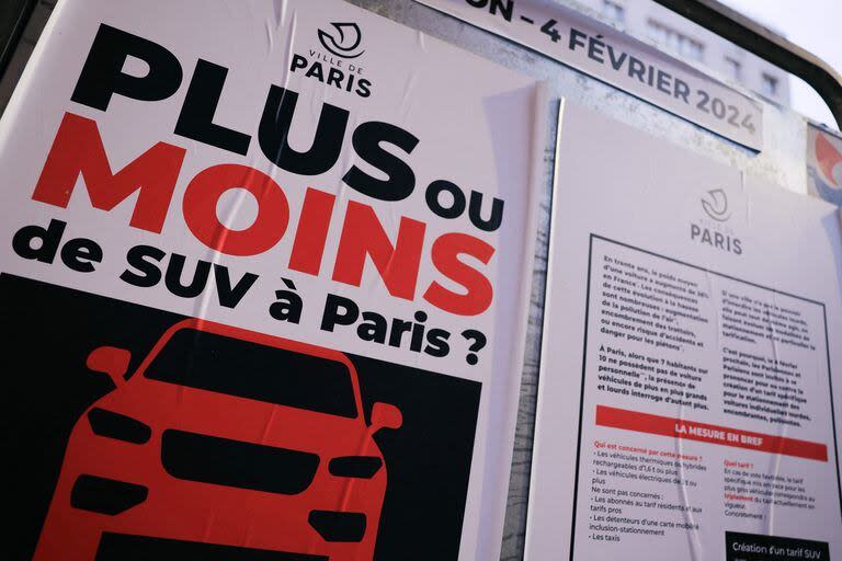"¿Más o menos camionetas en París?": residentes de París votan sobre la creación de tarifas especiales de estacionamiento para las camionetas en París el 4 de febrero (Thomas SAMSON / AFP) - Créditos: @THOMAS SAMSON
