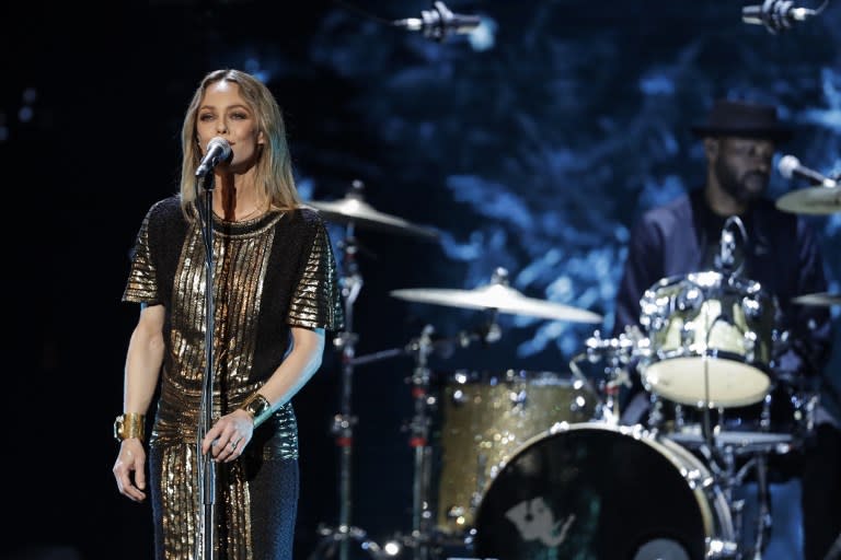 <p>C’est dans une élégante robe noire et dorée que Vanessa Paradis a chanté “Kiev”, extrait de son dernier album baptisé “Les Sources”. Un titre résolument intime écrit par son compagnon Samuel Benchetrit.<br>Crédit : AFP </p>