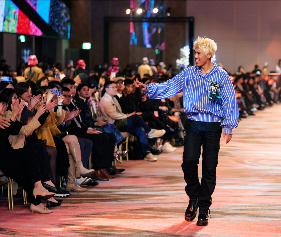 華裔設計師Daniel Wong現身10週年大秀的紅毯謝幕。（Daniel Wong提供）