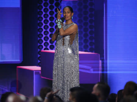 2017 American Music Awards – Show – Los Angeles, California, U.S., 19/11/2017 – Show host Tracee Ellis Ross performs on stage. REUTERS/Mario Anzuoni