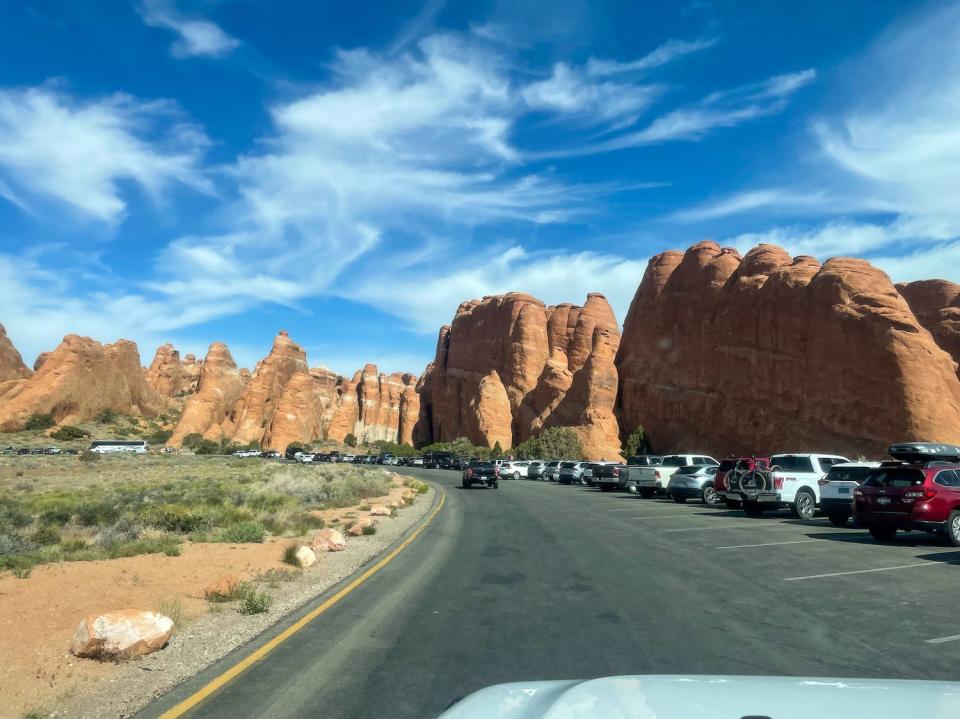 A full parking lot at Arches National Park.
