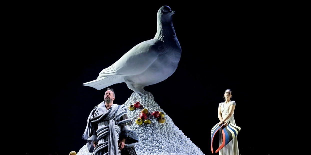 Le baryton Robin Adams (saint François), Claire de Sévigné (l’ange) et l’oiseau, animal-totem de l’artiste. - Credit:
