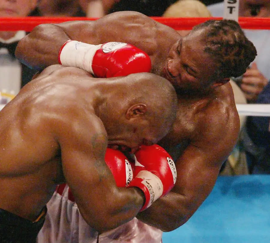 Seinen Platz in den Top 15 verdiente sich Lewis auch mit Siegen über ganz große Namen. Evander Holyfield fiel ihm ebenso zum Opfer wie Mike Tyson - der im Jahr 2002 aber auch schon über seinen Zenit hinaus war