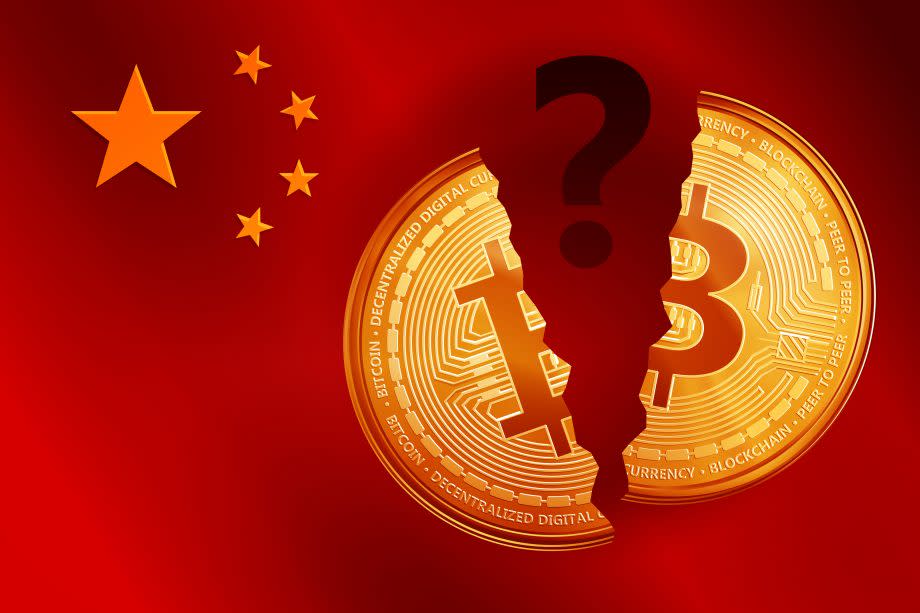 Split goldenes Bitcoin-Symbol mit Fragezeichen auf der China-Flagge. Krypto Währung goldenes Coin-Bitcoin-Symbol auf China Flaggenhintergrund.