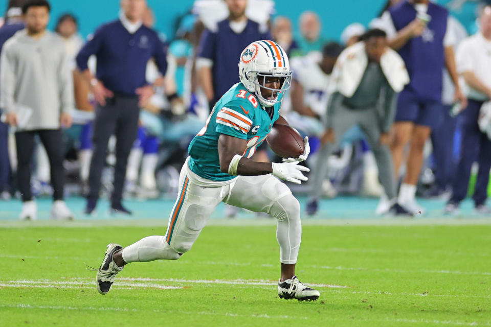 En contraste con su éxito dentro del campo, Tyreek Hill, receptor de los Miami Dolphins, ha batallado con varios problemas extracancha a lo largo de su carrera. (Foto: Stacy Revere/Getty Images)