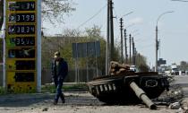 La tourelle d'un char russe détruit près d'une station-service à Skybyn, au nord-est de Kiev, le 2 mai 2022 en Ukraine (AFP/Sergei SUPINSKY)