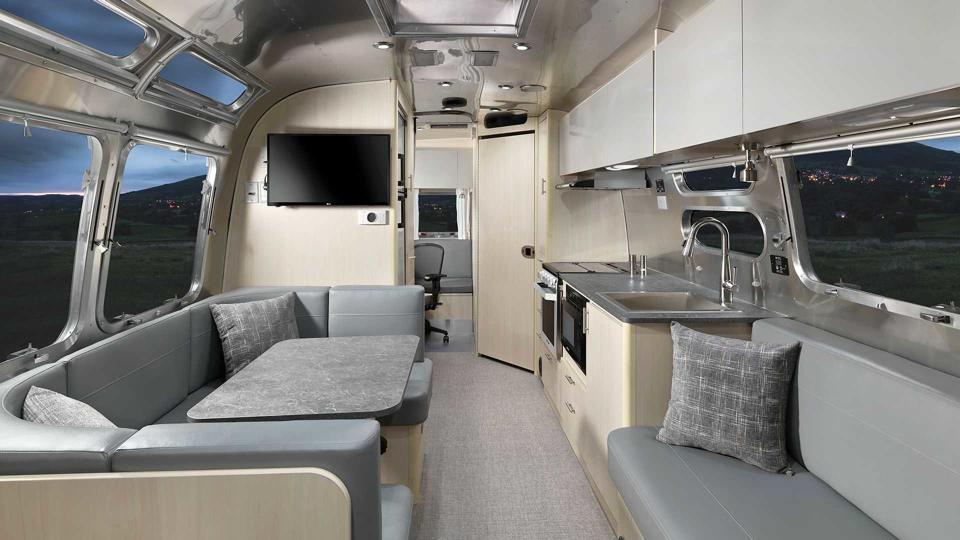 徜徉在大自然美景中工作─Airstream 推出行動辦公室露營車屋