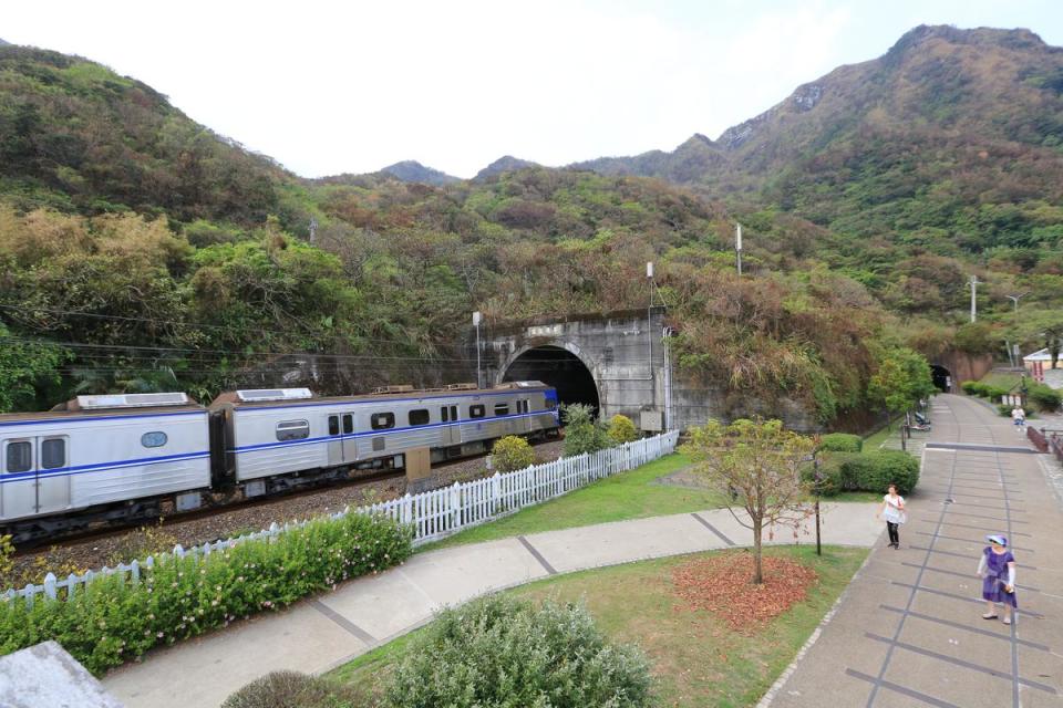 在舊草嶺隧道石城端，可以看到新隧道火車通行。