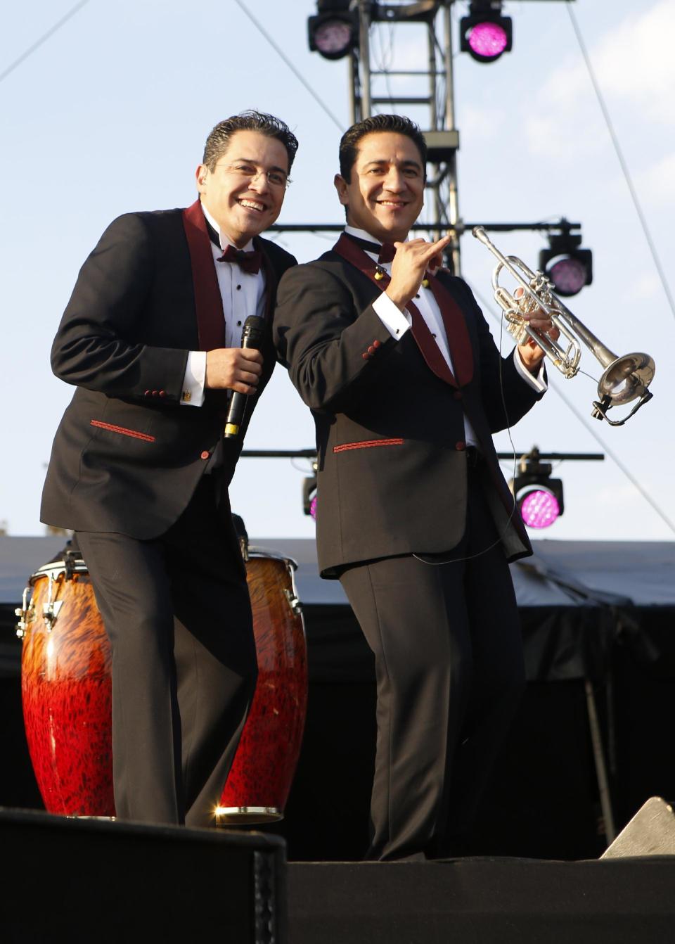 Miembros de la orquesta tropical La Sonora Santanera durante su presentación en el festival Vive Latino, en la Ciudad de México, el domingo 19 de marzo del 2017. (AP Foto/Rebecca Blackwell)