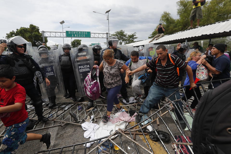 FOTOS | Así rompieron los migrantes el cerco fronterizo para entrar a México