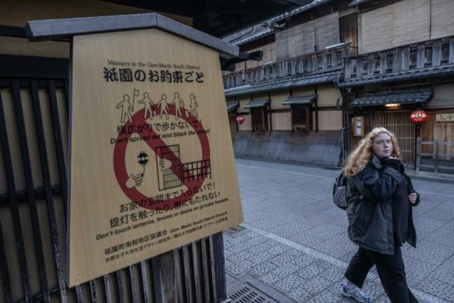 Kyoto seeks to guard geishas from tourist 'paparazzi