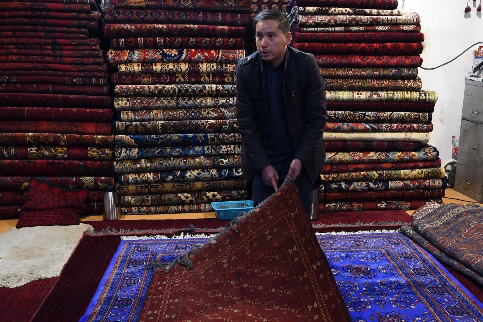 <p>Chari Allahqul es otro de estos cazadores de alfombras que vende sus piezas en una tienda de Kabul. (Foto: Wakil Kohsar / AFP / Getty Images).</p> 