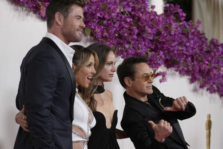 Chris Hemsworth, Elsa Pataky, Susan Downey y Robert Downey Jr. en la previa de la 96ta. entrega de los Premios Oscar