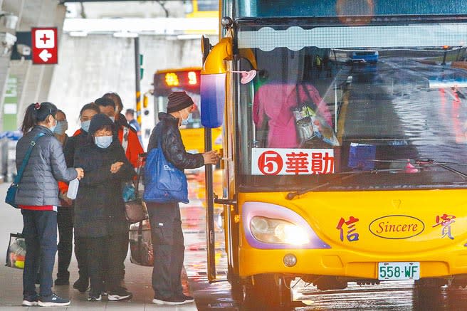 桃園機場清潔人員染疫風暴擴大，衛福部針對交通車，即日起實施固定路線及座位。圖為負責桃機清潔的信實員工搭乘交通車下班，上車前由小組長為乘客噴灑酒精消毒。（陳麒全攝）