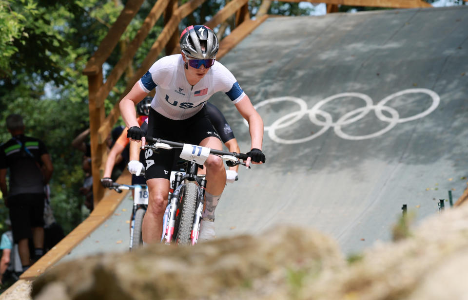 Atlet Amerika Serikat Haley Batten berlomba dalam lomba sepeda gunung lintas alam di Olimpiade Paris 2024 pada hari Minggu. (Jan Woitas/Getty Images)