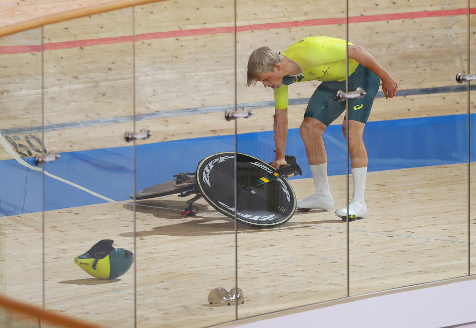 IZU, JAPAN - AUGUST 02: Alexander Porter of Team Australia after falls during the Men´s team pursuit qualifying of the Track Cycling on day 10 of the Tokyo Olympics 2021 games at Izu Velodrome on August 02, 2021 in Izu, Shizuoka, Japan. (Photo by Tim de Waele/Getty Images)