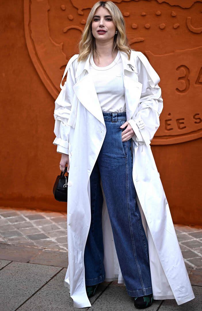 Emma Roberts eligió para el desfile un look informal: jean ancho, remera blanca y un trench oversize en blanco