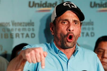 El líder opositor Henrique Capriles habla con periodistas durante una rueda de prensa en Caracas. 30 de julio de 2017. REUTERS/Christian Veron