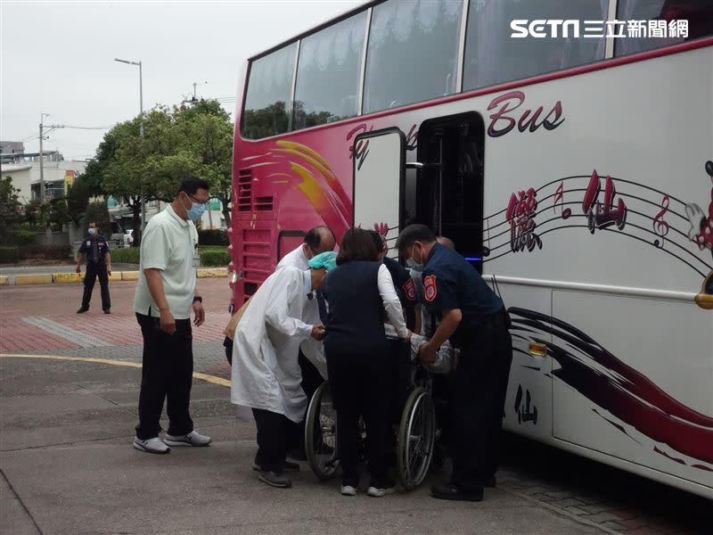 新北旅行團南下旅遊，結果因為25團員疑似食物中毒，整輛遊覽車開到醫院掛急診。（圖／嘉義大林慈濟醫院提供）