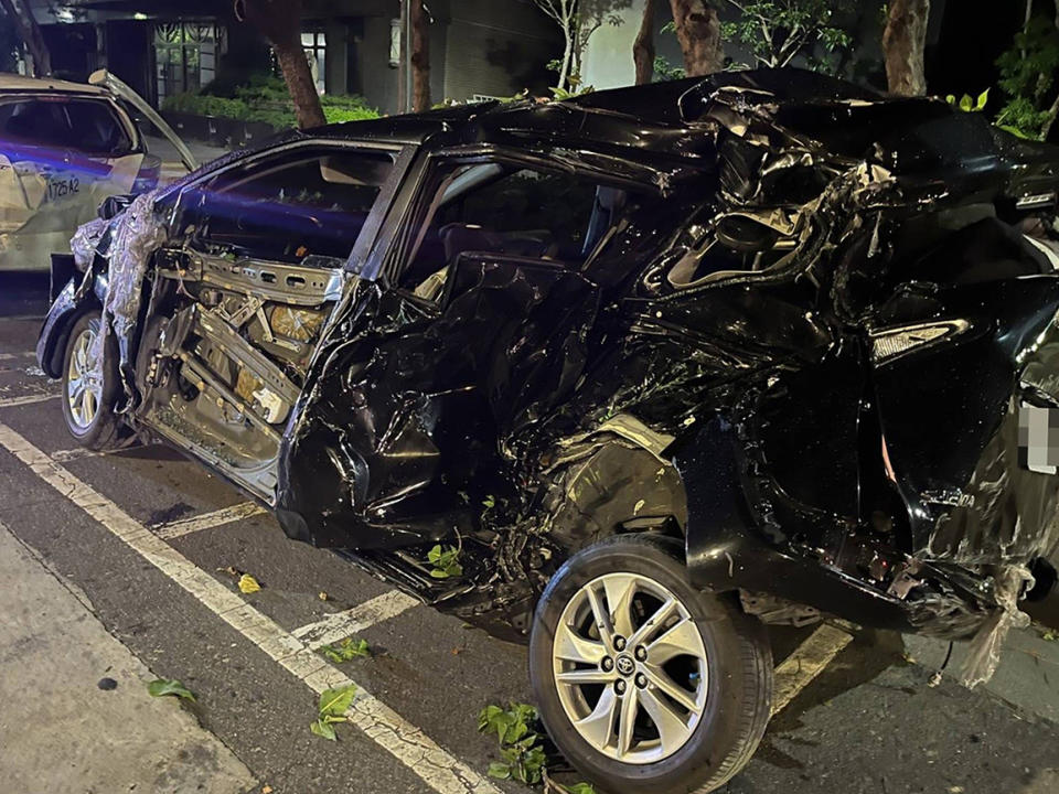 台北市北投區承德路、實踐街口29日凌晨發生民營垃圾車撞汽車後翻覆事故，警方追查發現54歲邵男酒駕疑違反交通號誌管制釀禍，並撞毀路邊停車的3輛汽車、2輛機車，還造成電箱受損。中央社（翻攝照片）
